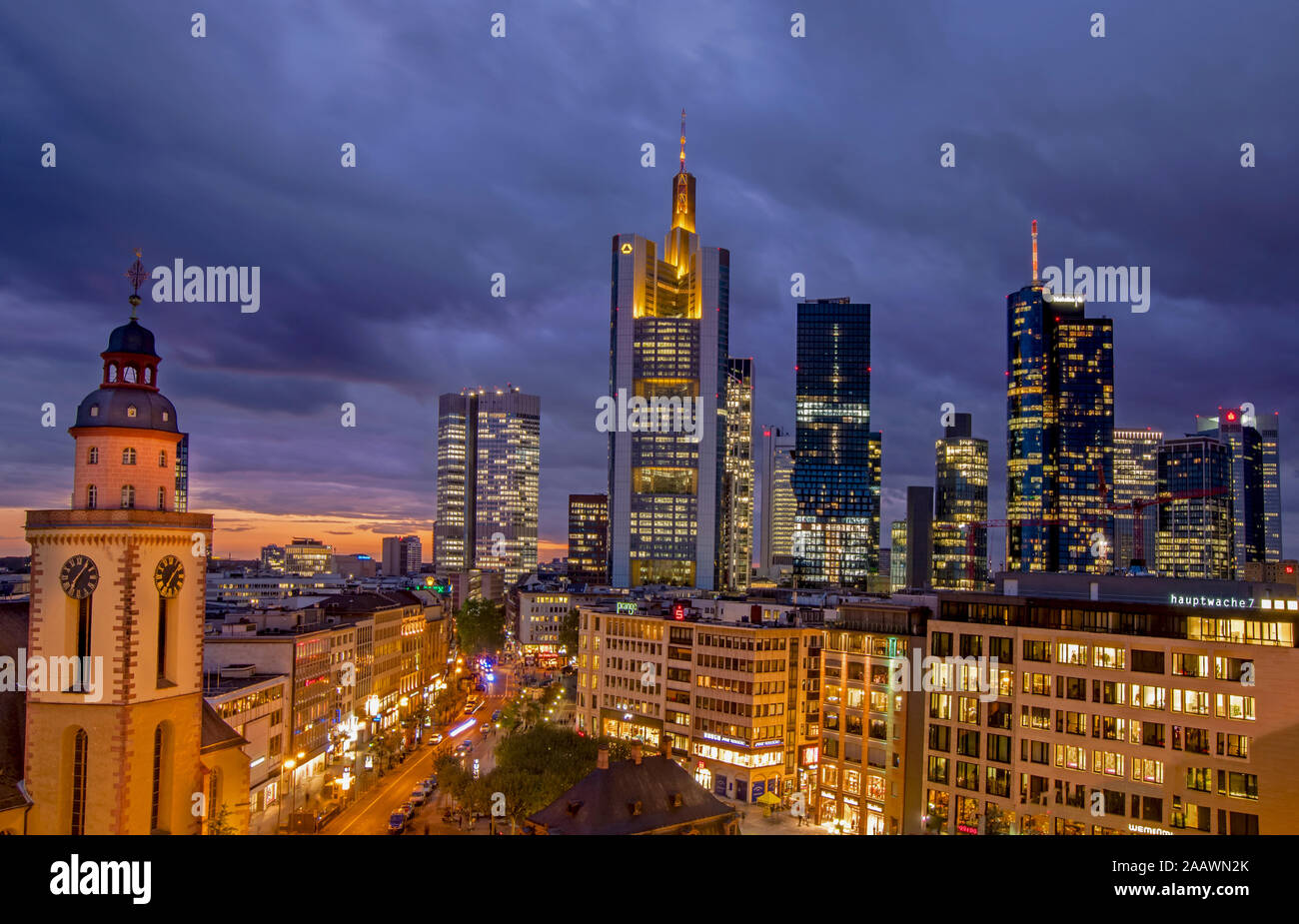 Lo skyline di Francoforte di notte Foto Stock