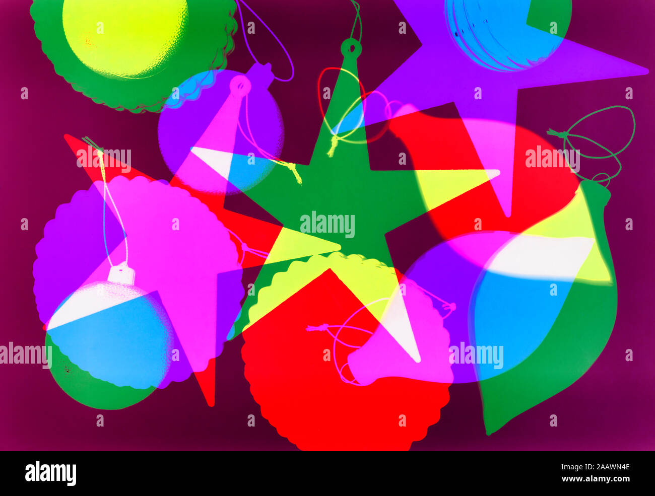 Generati digitalmente immagine di varie decorazioni di Natale su sfondo magenta Foto Stock
