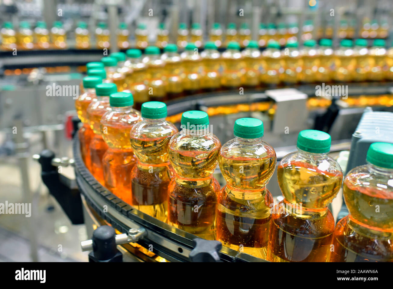 Apple-fabbrica di succo, imbottigliamento, succo di mela Foto Stock