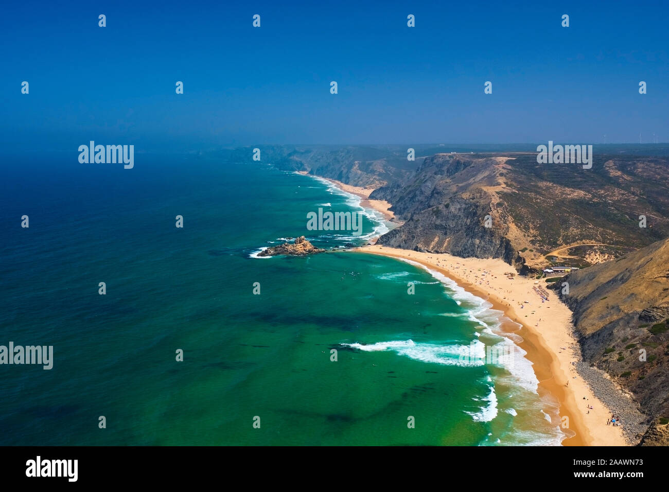 Il Portogallo, Algarve, vista aerea di Castelejo e Cordoama spiagge in estate Foto Stock