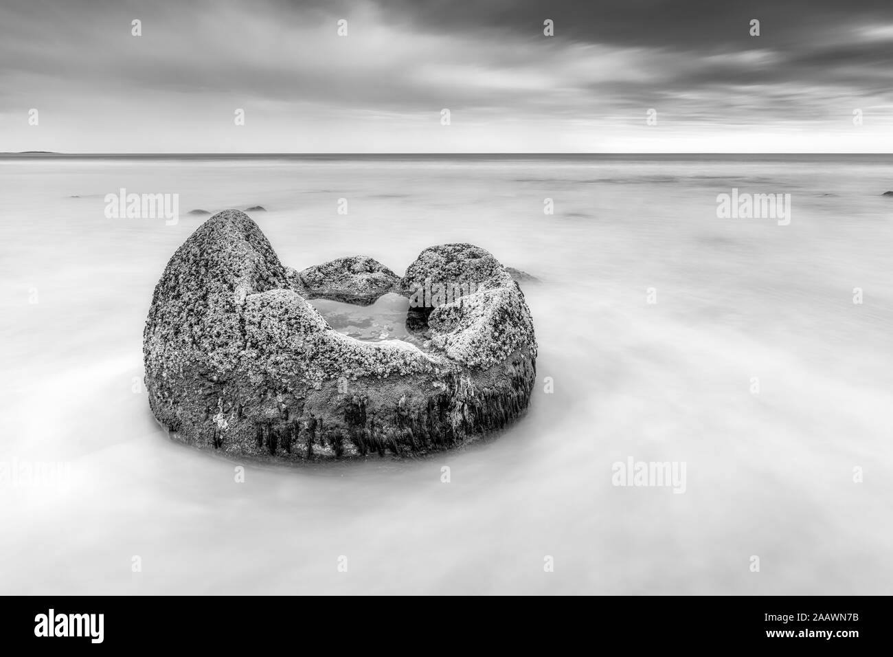 Moeraki Boulder in mare in spiaggia Koekohe contro sky, Nuova Zelanda Foto Stock