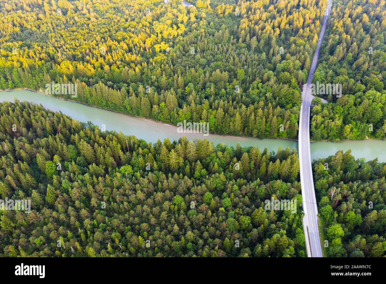Vista aerea del Tattenkofen ponte sul fiume Isar vicino a Geretsried, Riserva Naturale di Isarauen, Alta Baviera, Baviera, Germania Foto Stock