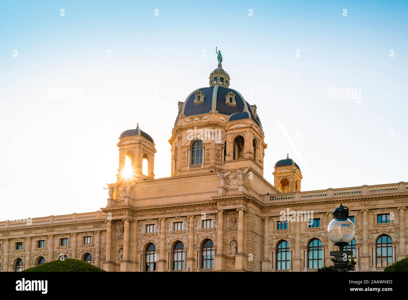 Basso angolo vista del Kunsthistorisches Museum di Vienna contro il cielo chiaro Foto Stock