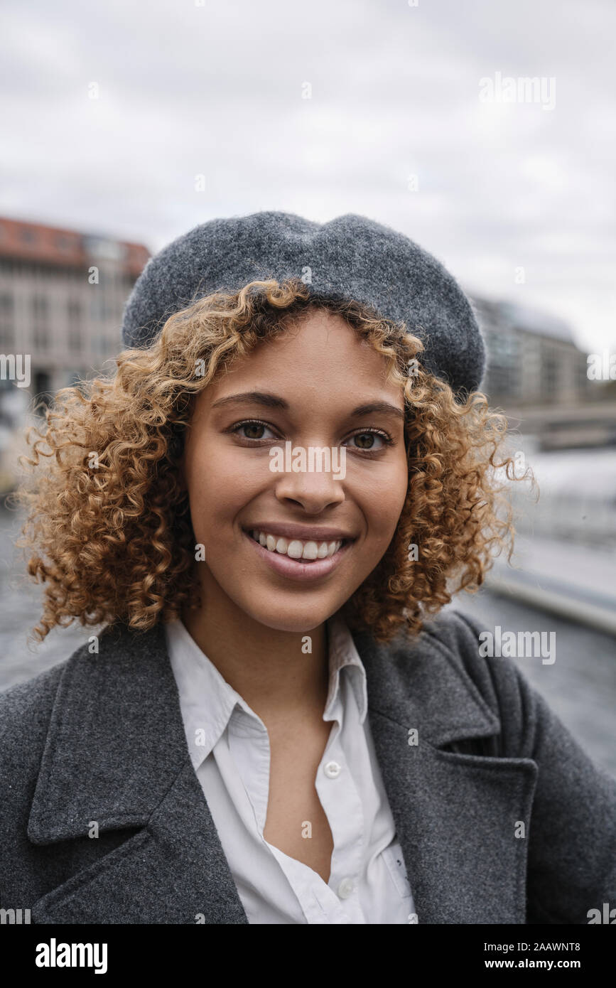 Ritratto di felice giovane donna nella città di Berlino, Germania Foto Stock