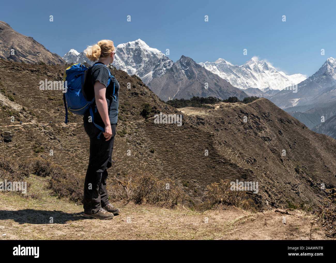 Donna che guarda la Ama Dablam e Mt Everest, Himalaya, Solo Khumbu, in Nepal Foto Stock