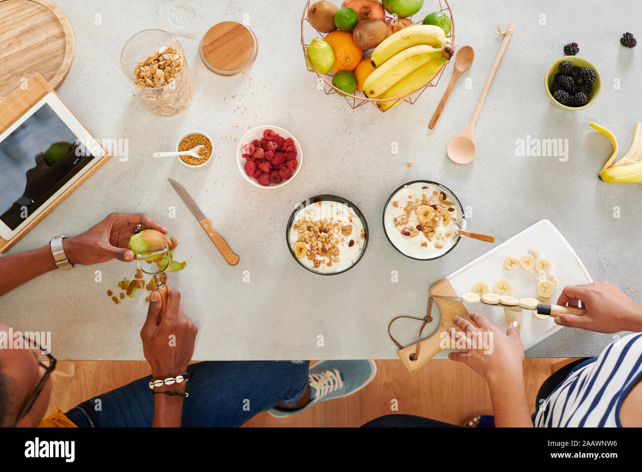 Coppia multietnica breakfasting insieme in cucina Foto Stock