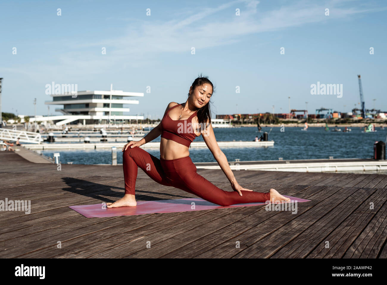 Donna asiatica a praticare yoga Foto Stock