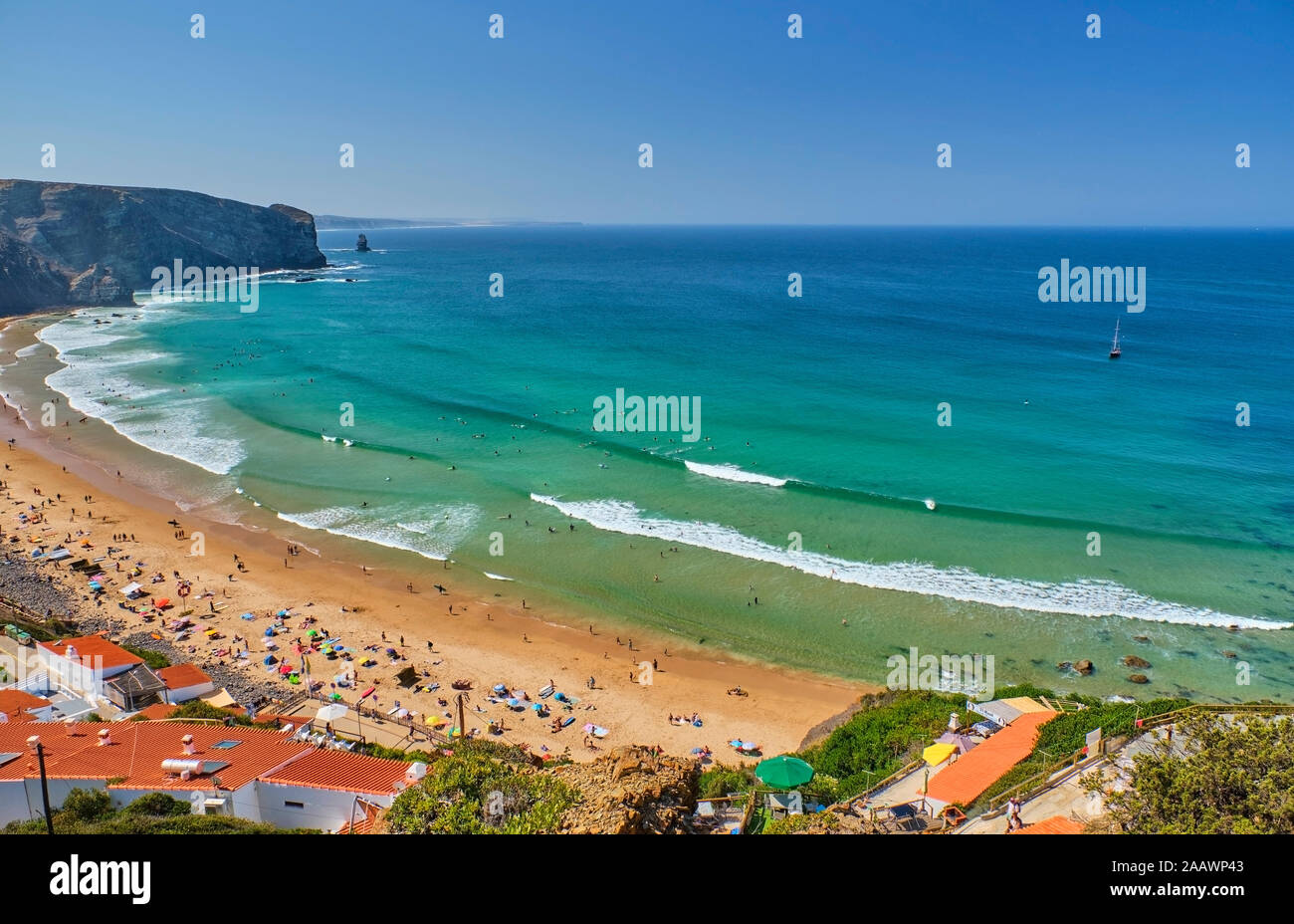 Il Portogallo, Algarve, Arrifana, persone rilassante lungo la costiera sabbiosa spiaggia in estate Foto Stock