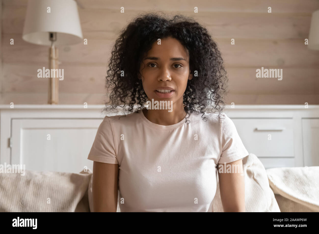 African American donna parlare su chiamata video a casa Foto Stock