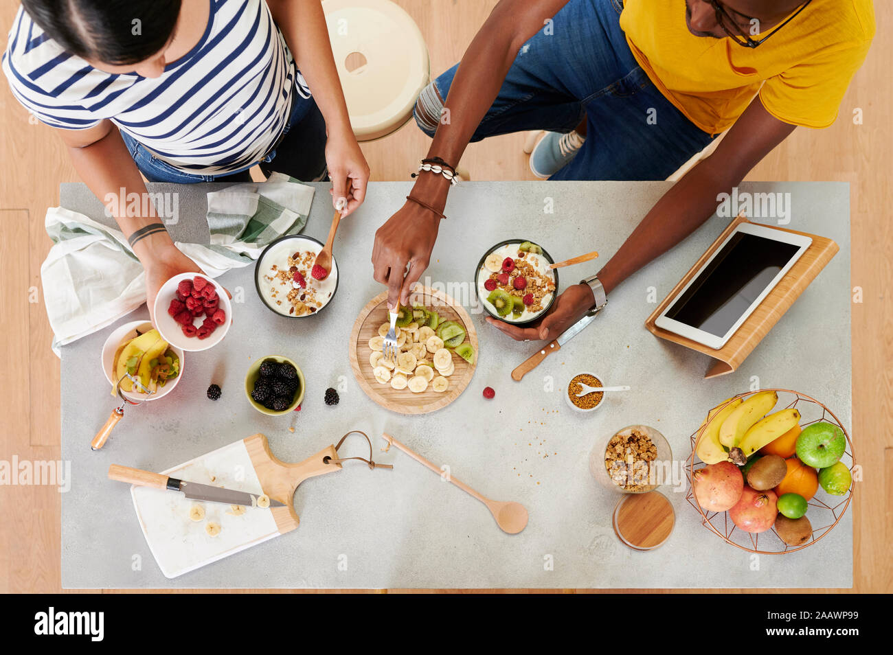 Coppia multietnica breakfasting insieme in cucina, dal di sopra Foto Stock