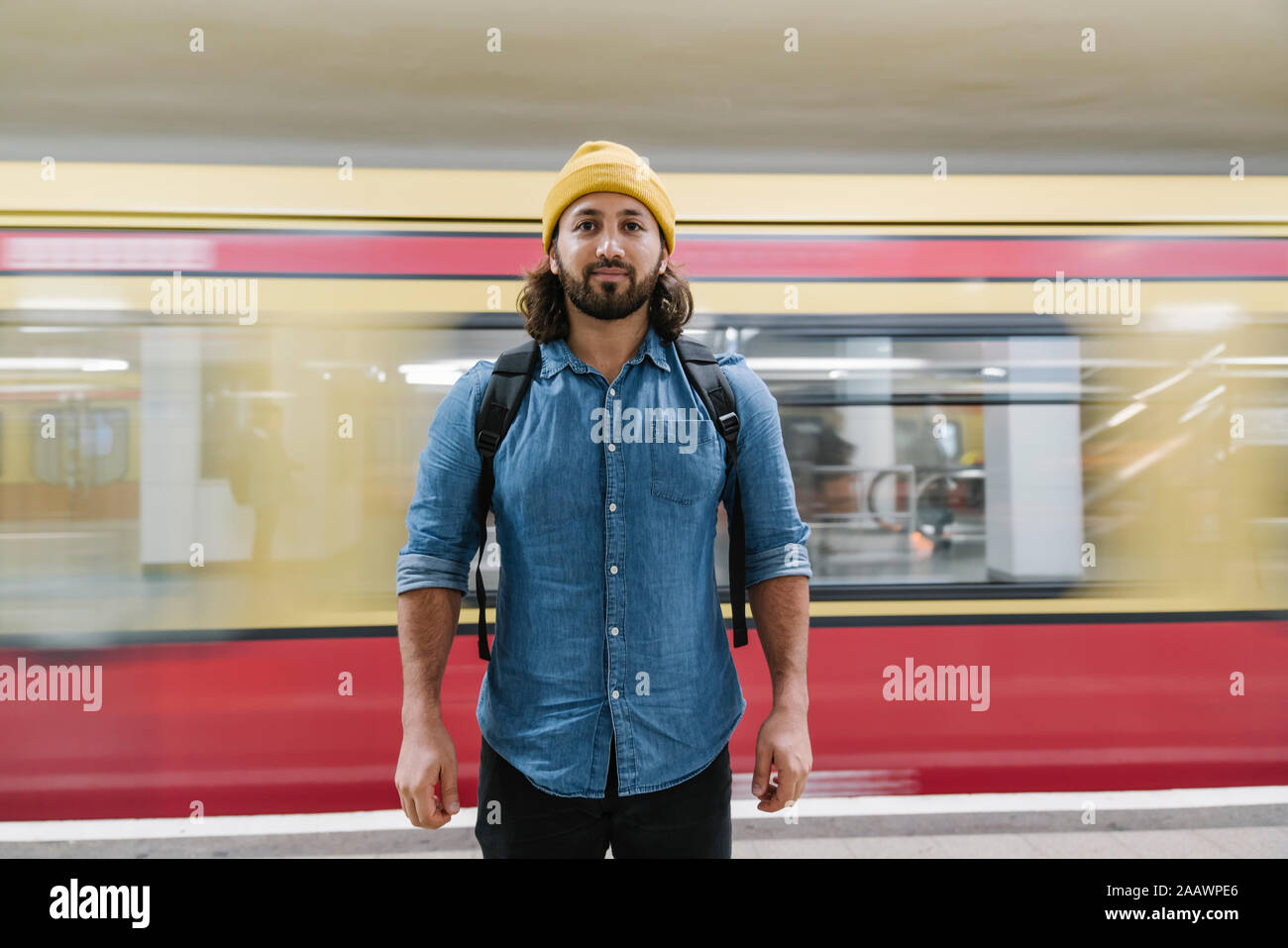 Ritratto di uomo barbuto in piedi sulla piattaforma di fronte guida linea di " commuters ", Berlino, Germania Foto Stock