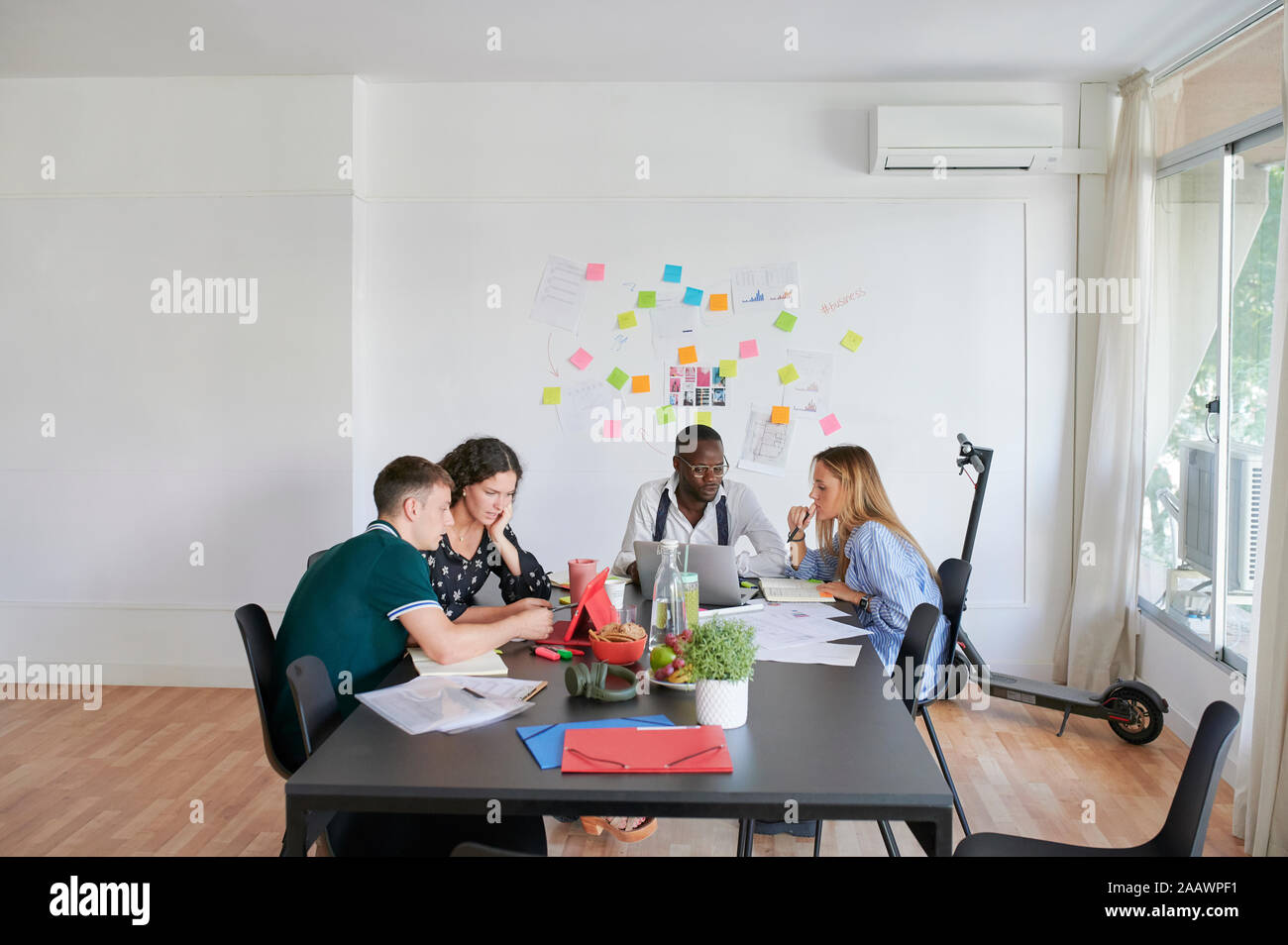 Young business persone aventi una riunione in un ufficio moderno Foto Stock
