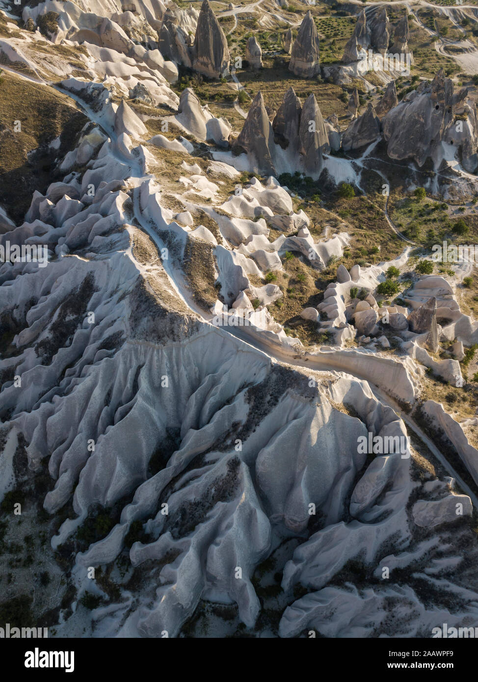 Vista aerea di strada su formazioni di tufo a Goreme, Cappadocia, Turchia Foto Stock
