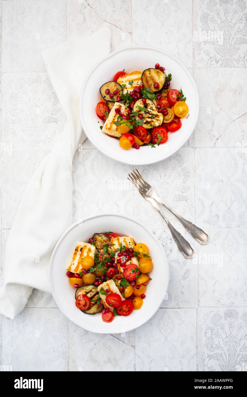 Direttamente sotto il tiro di insalata nella piastra con le forche e i tovaglioli sul pavimento Foto Stock