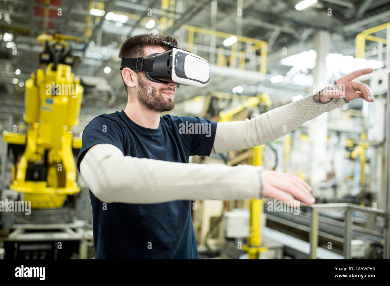Uomo che indossa gli occhiali VR nel moderno stabilimento Foto Stock