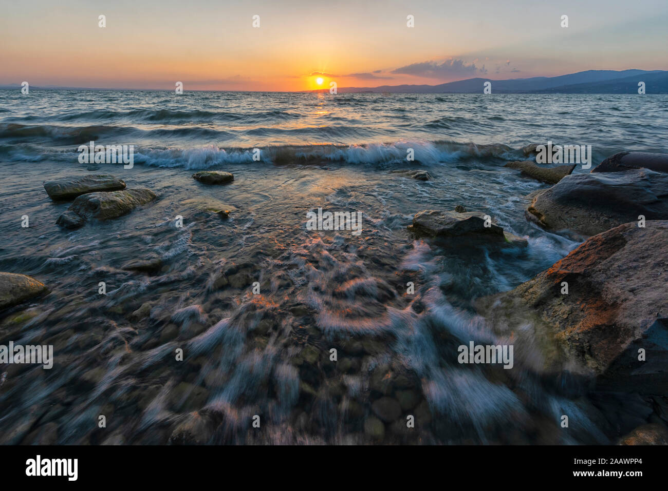 Vista panoramica del Lago Trasimeno contro il cielo al tramonto, Isola Maggiore, Italia Foto Stock