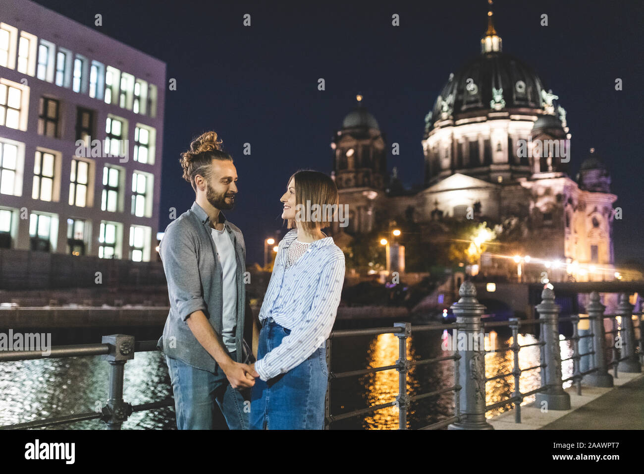 Coppia sorridente in amore in città con la Cattedrale di Berlino in background, Berlino, Germania Foto Stock