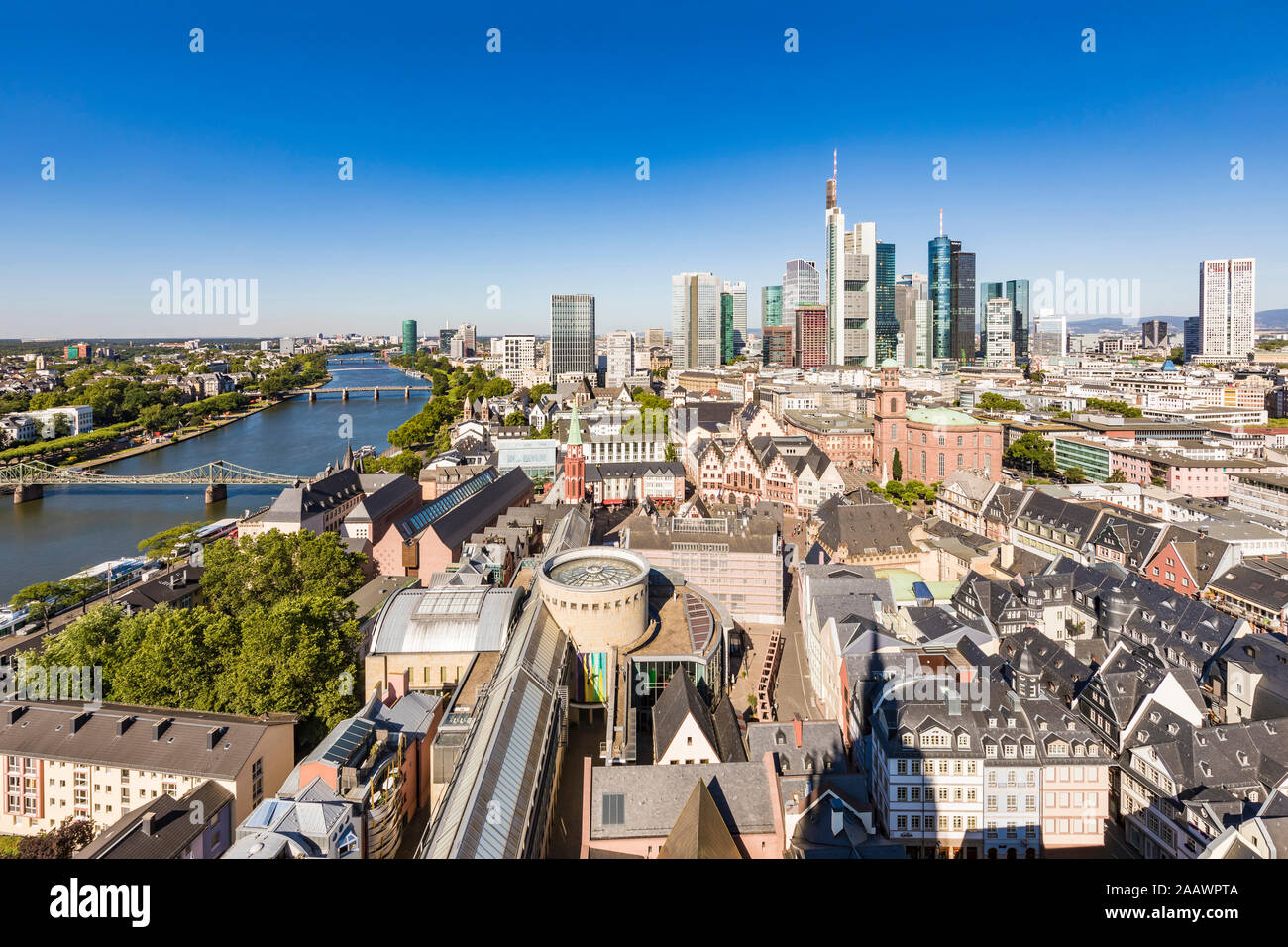 Schirn Kunsthalle e gli edifici contro il cielo chiaro a Francoforte, Germania Foto Stock