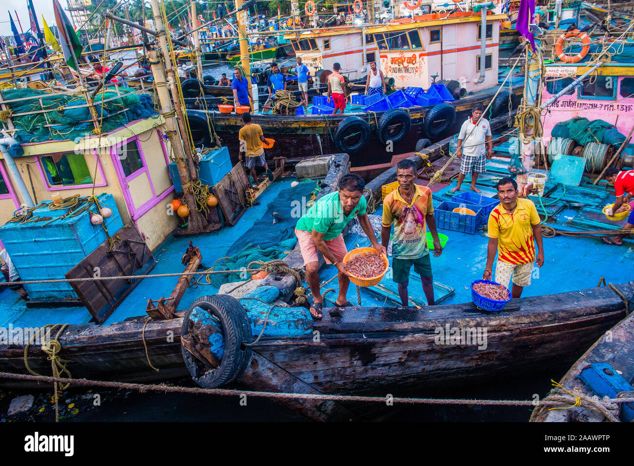 Pescatori indiani che lavorano a Sassoon Docks in Mumbai India Foto Stock