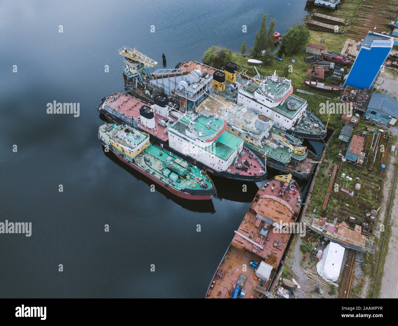 Vista aerea di navi ormeggiate nel canale Ladoga in cantiere, Shlisselburg, Russia Foto Stock
