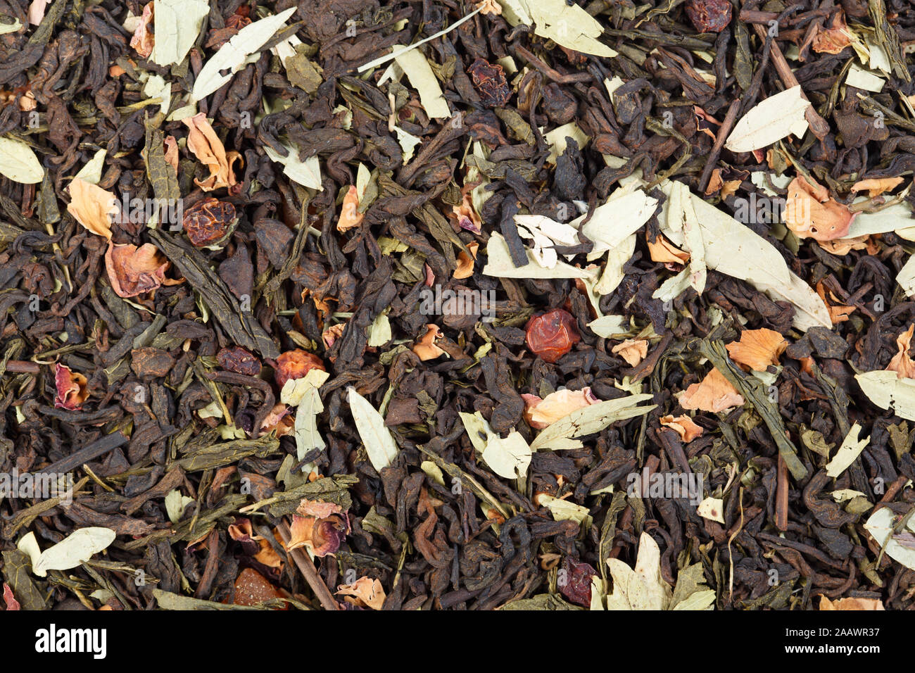 Mix basato sul tè cinese shu Pu'er, Giapponese Sencha e foglie di senna. Può essere utilizzato come sfondo. Foto Stock