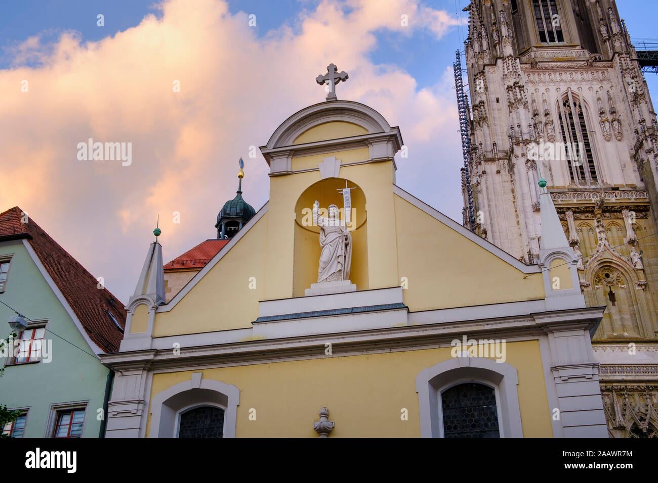 Chiesa collegiata di Sankt Johann contro il cielo nuvoloso, Regensburg, Alto Palatinato, Baviera, Germania Foto Stock