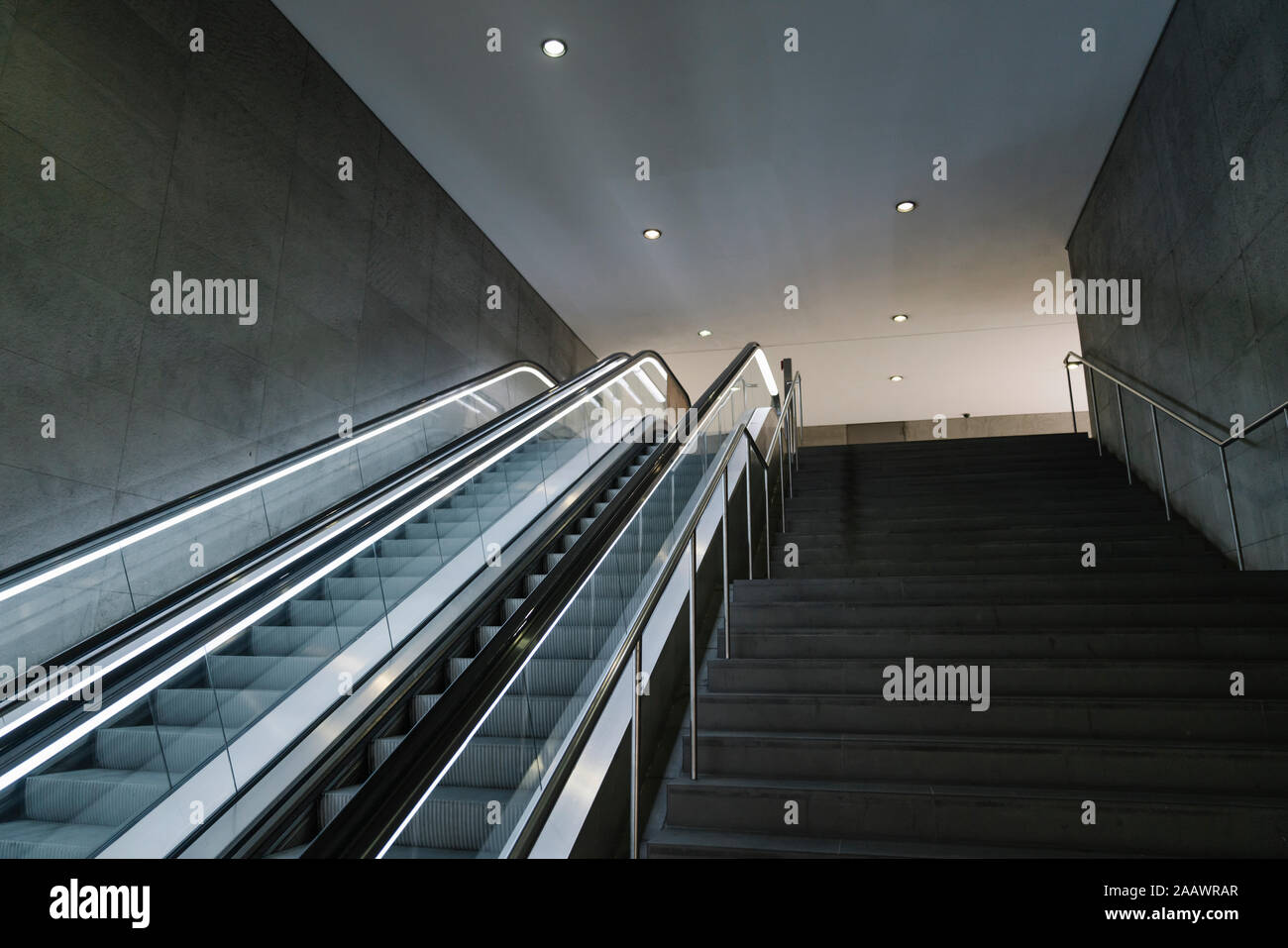 Escalator nella stazione della metropolitana Foto Stock