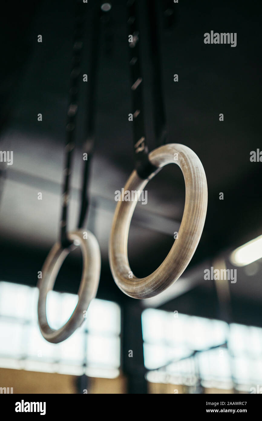 Legno anelli di ginnastica in palestra Foto Stock