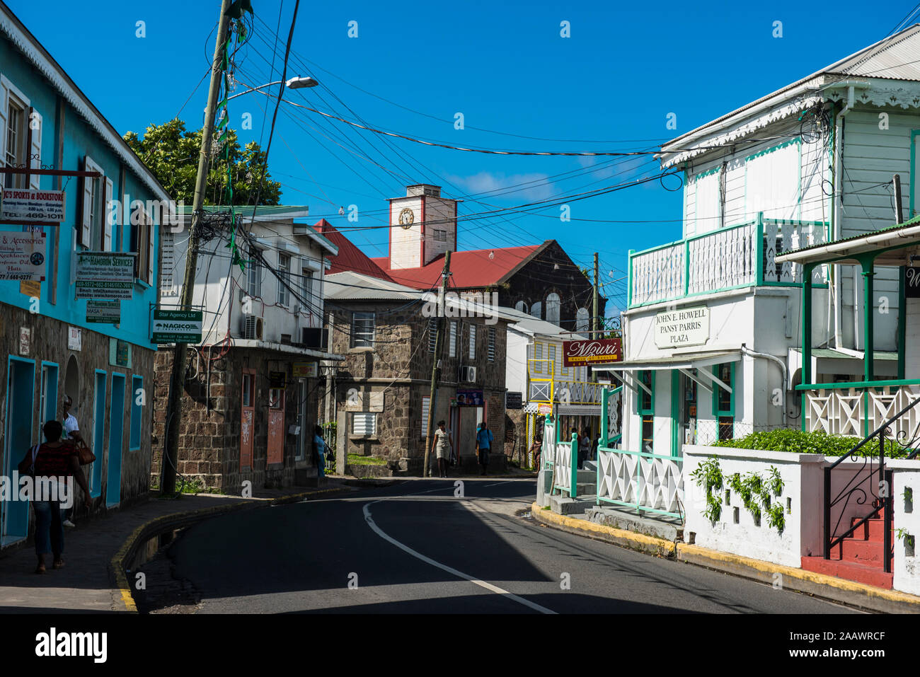 Strada in mezzo edifici contro il cielo blu in Charlestown, Nevis Foto Stock