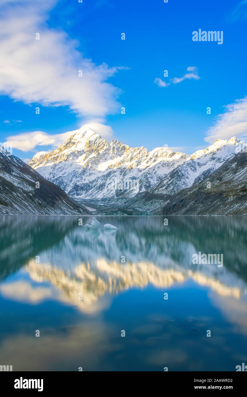 Nuova Zelanda, Isola del Sud, Mount Cook riflettendo sulla superficie lucida di Hooker Lago Foto Stock
