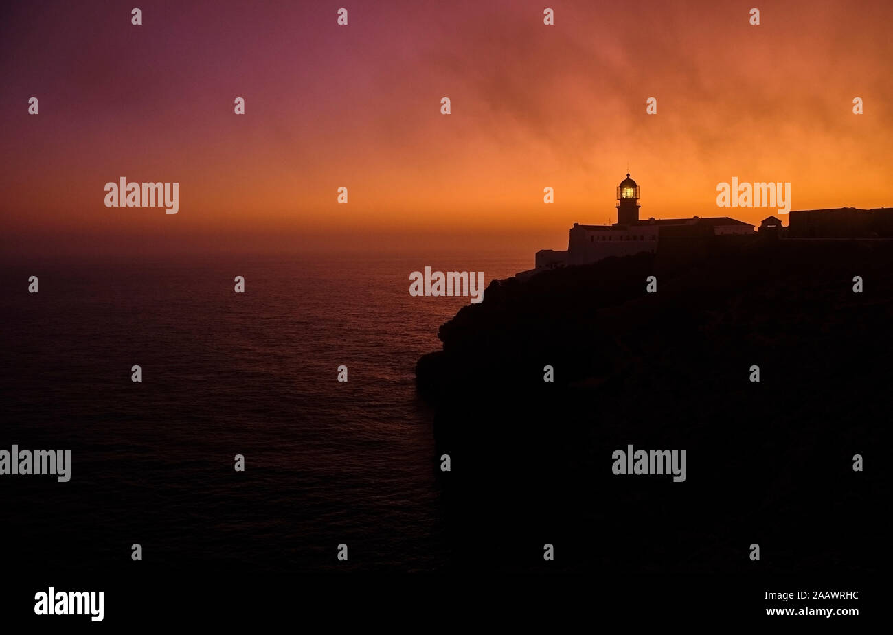 Il Portogallo, Algarve, Silhouette di Capo San Vincenzo faro all'alba Foto Stock