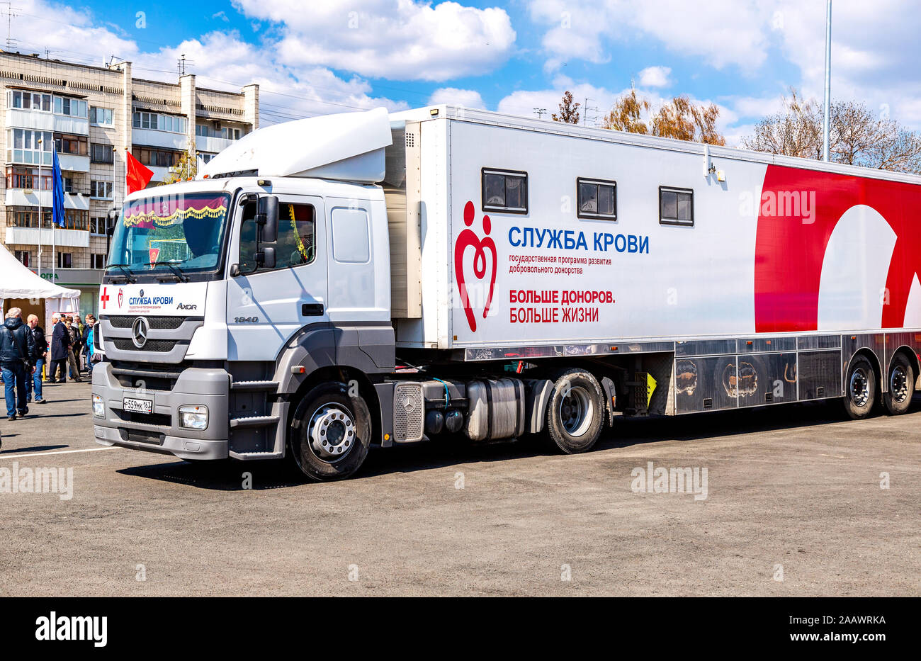 Samara, Russia - 1 Maggio 2019: Mobile la trasfusione di sangue station veicolo alla strada della citta'. Testo in russo: servizio di sangue Foto Stock