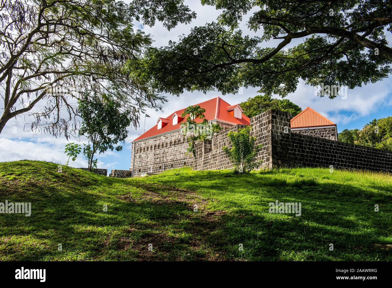 Basso angolo vista di Fort Shirley sulla collina, Dominica, dei Caraibi Foto Stock