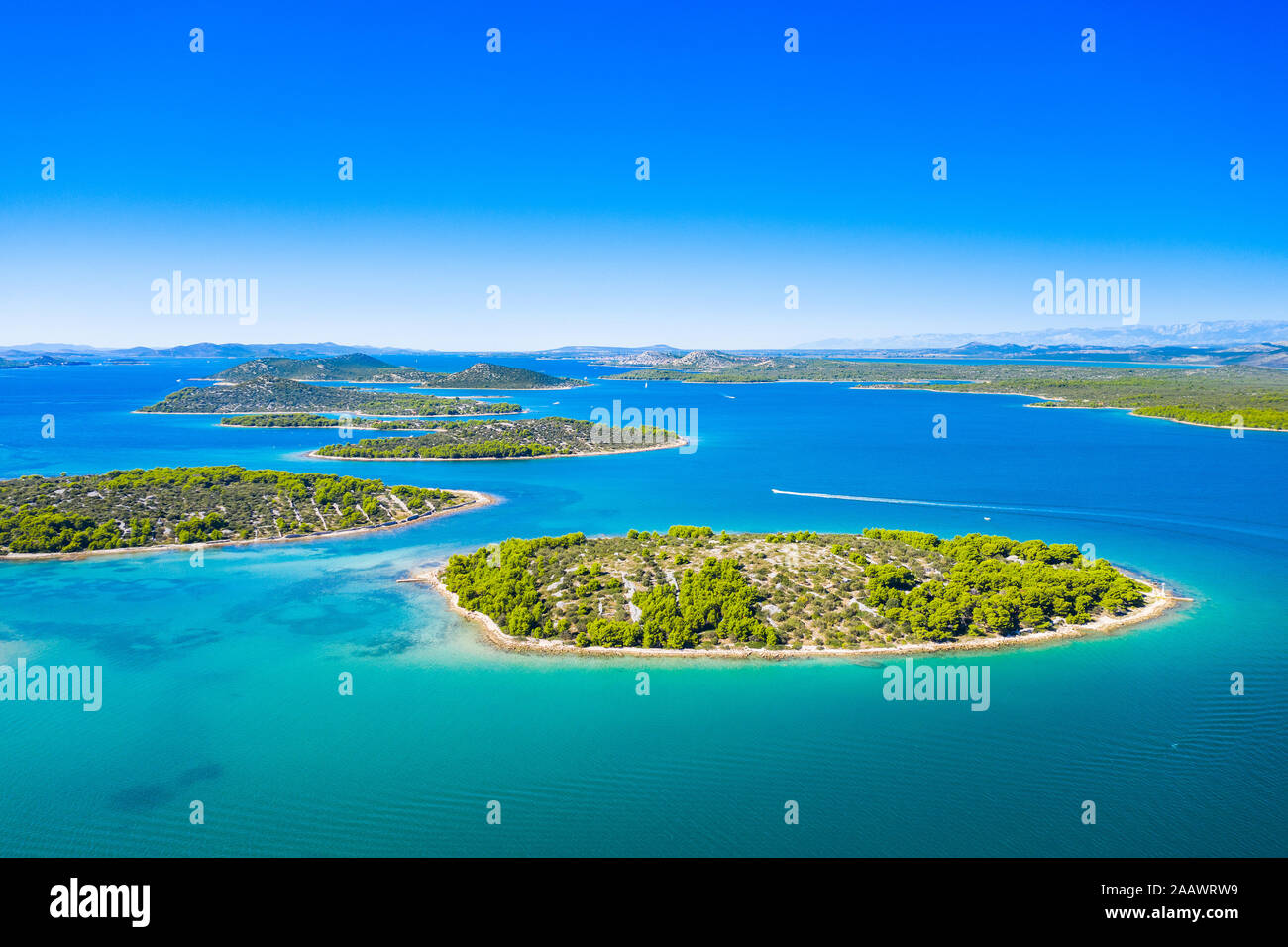 Incredibile costa Croata, piccole isole del Mediterraneo a Murter arcipelago, vista aerea di baie turchesi da fuco, paradiso turistico Foto Stock