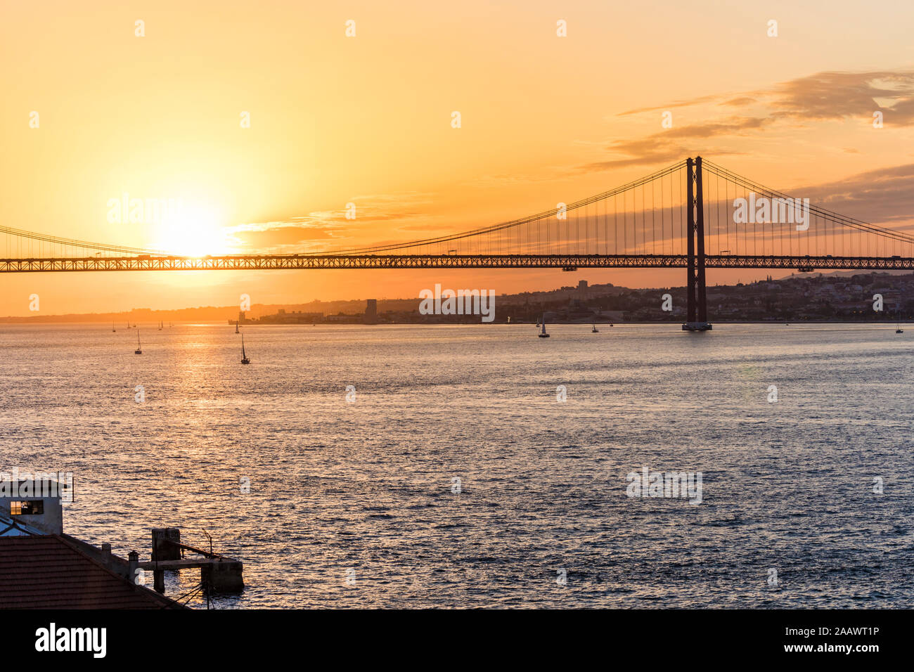 Xxv Aprile ponte sul fiume Tago contro sky durante il tramonto a Lisbona, Portogallo Foto Stock