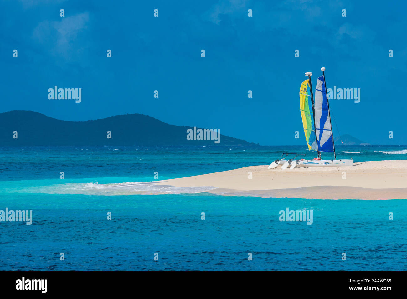 Catamarani ormeggiati alla spiaggia di sabbia bianca contro il cielo blu di Palm Island, Grenadine isole di Saint Vincent e Grenadine, dei Caraibi Foto Stock