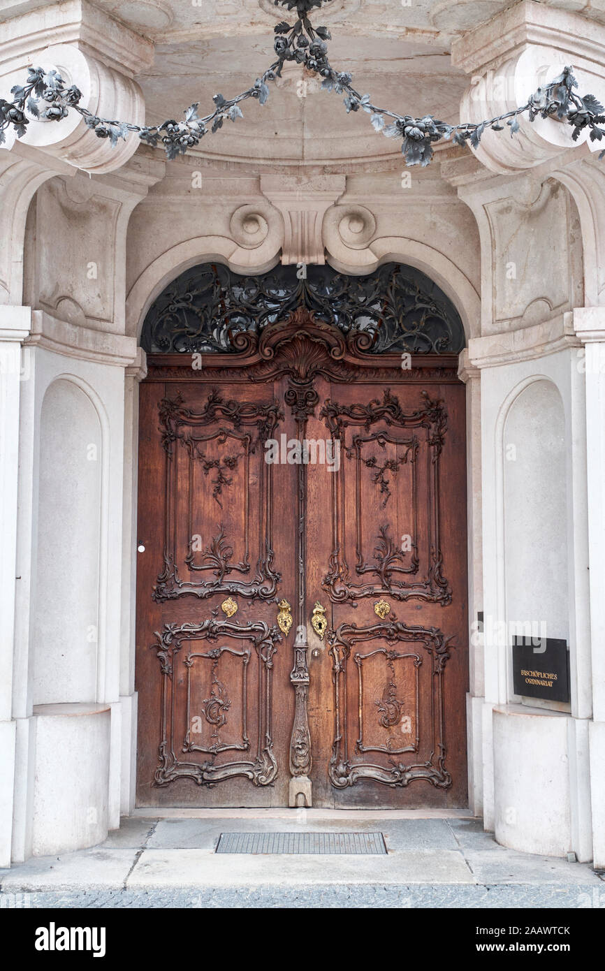 Porte chiuse della vecchia chiesa in Baviera, Germania Foto Stock