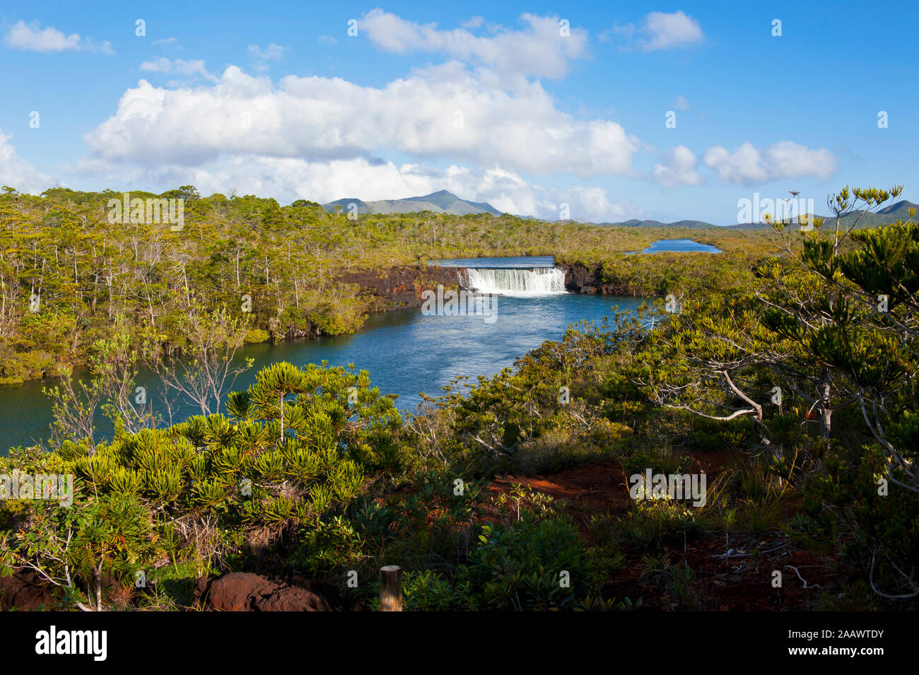 Vista di scivolo de la Madeleine contro sky, Grande Terre, Nuova Caledonia Foto Stock