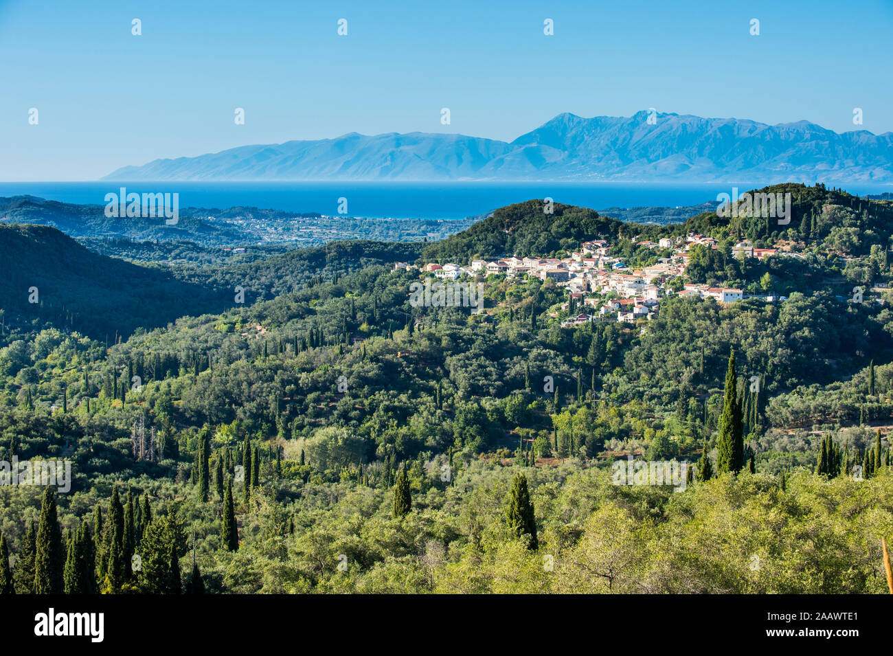 Angolo di alta vista del villaggio di montagna contro gancio cielo durante la giornata di sole, Corfu, isole Ionie, Grecia Foto Stock