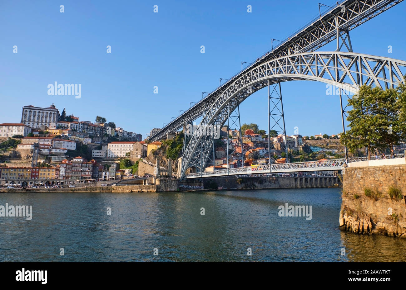 Il Portogallo, Porto, Dom Luis i bridge visto sulla tranquilla giornata Foto Stock