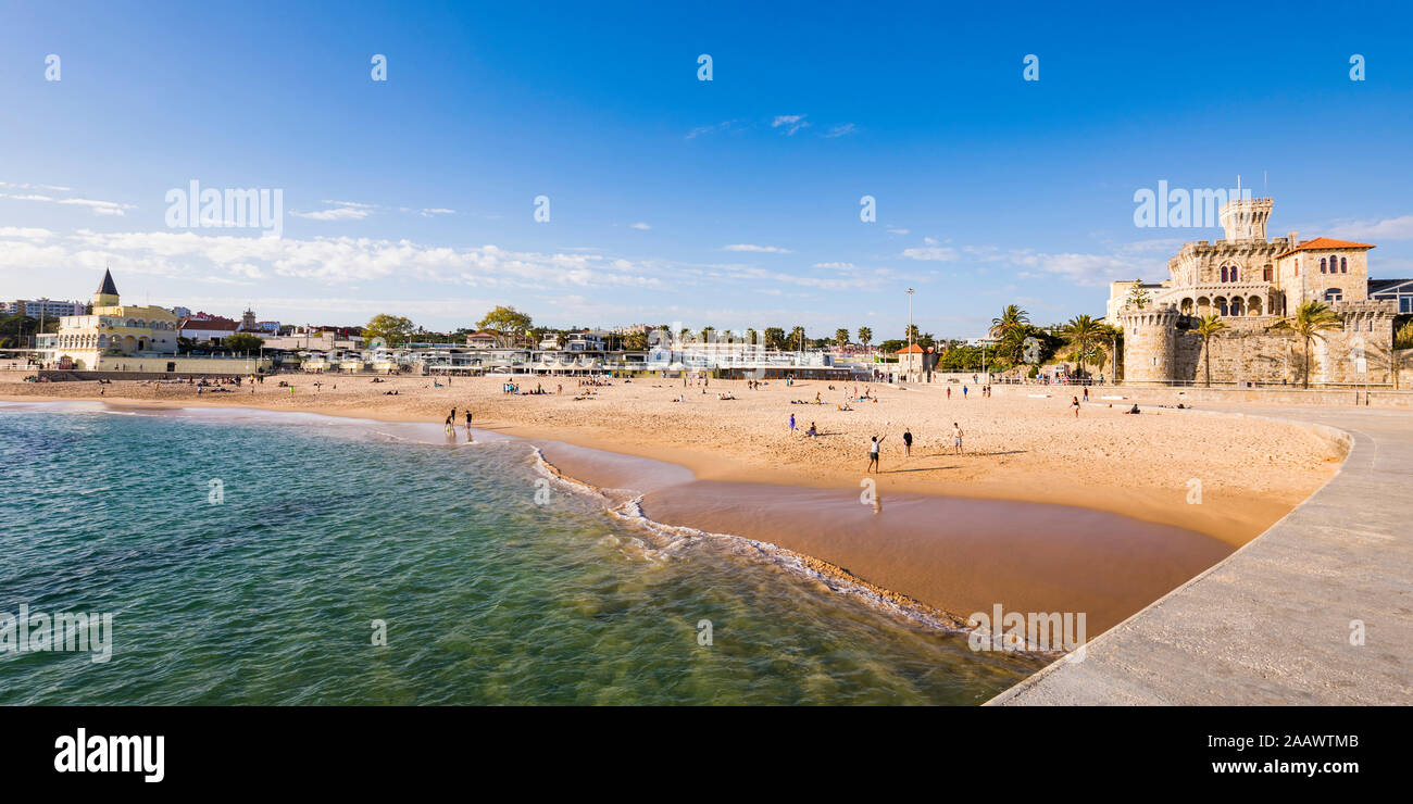 Persone alla spiaggia di Tamariz contro sky durante l'estate, Cascais, Lisbona, Portogallo Foto Stock