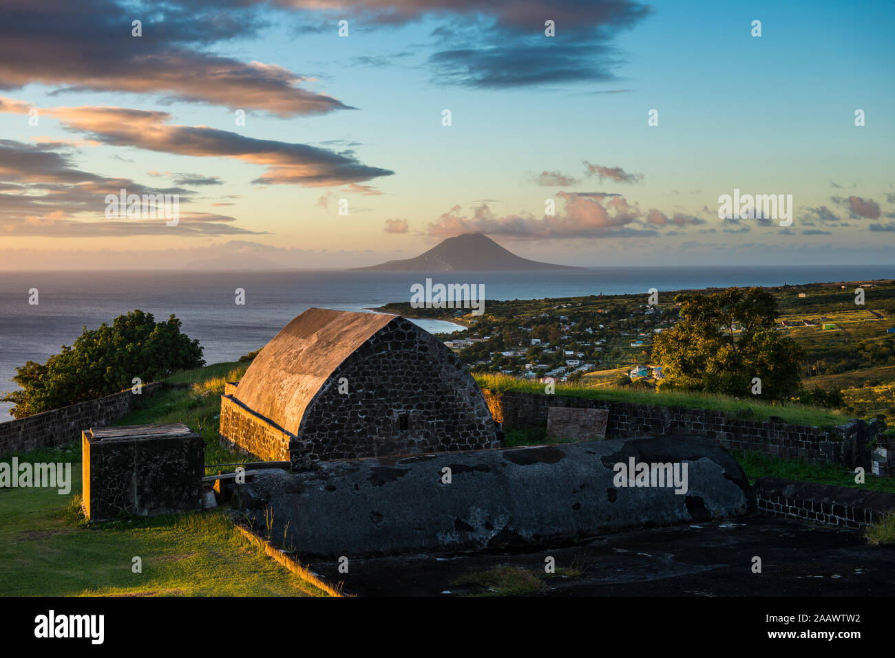 St. Eustatius visto da di Brimstone Hill Fortress, Saint Kitts e Nevis, dei Caraibi Foto Stock