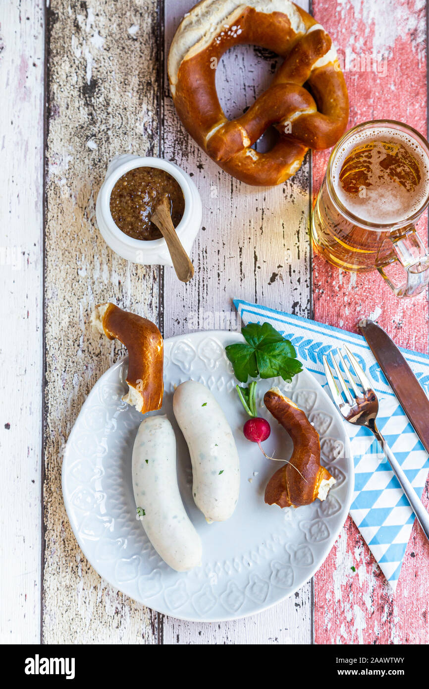 Salsiccia bianca prima colazione con salatini, senape e birra Foto Stock