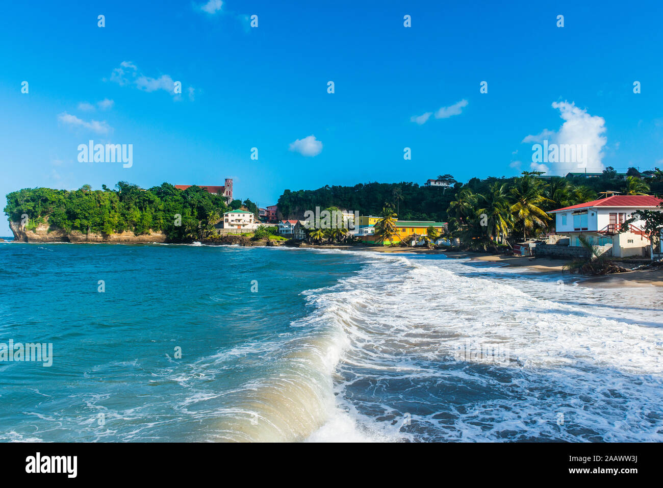 Spruzzi delle onde nel mare contro il cielo blu a Sauteurs, Grenada, dei Caraibi Foto Stock