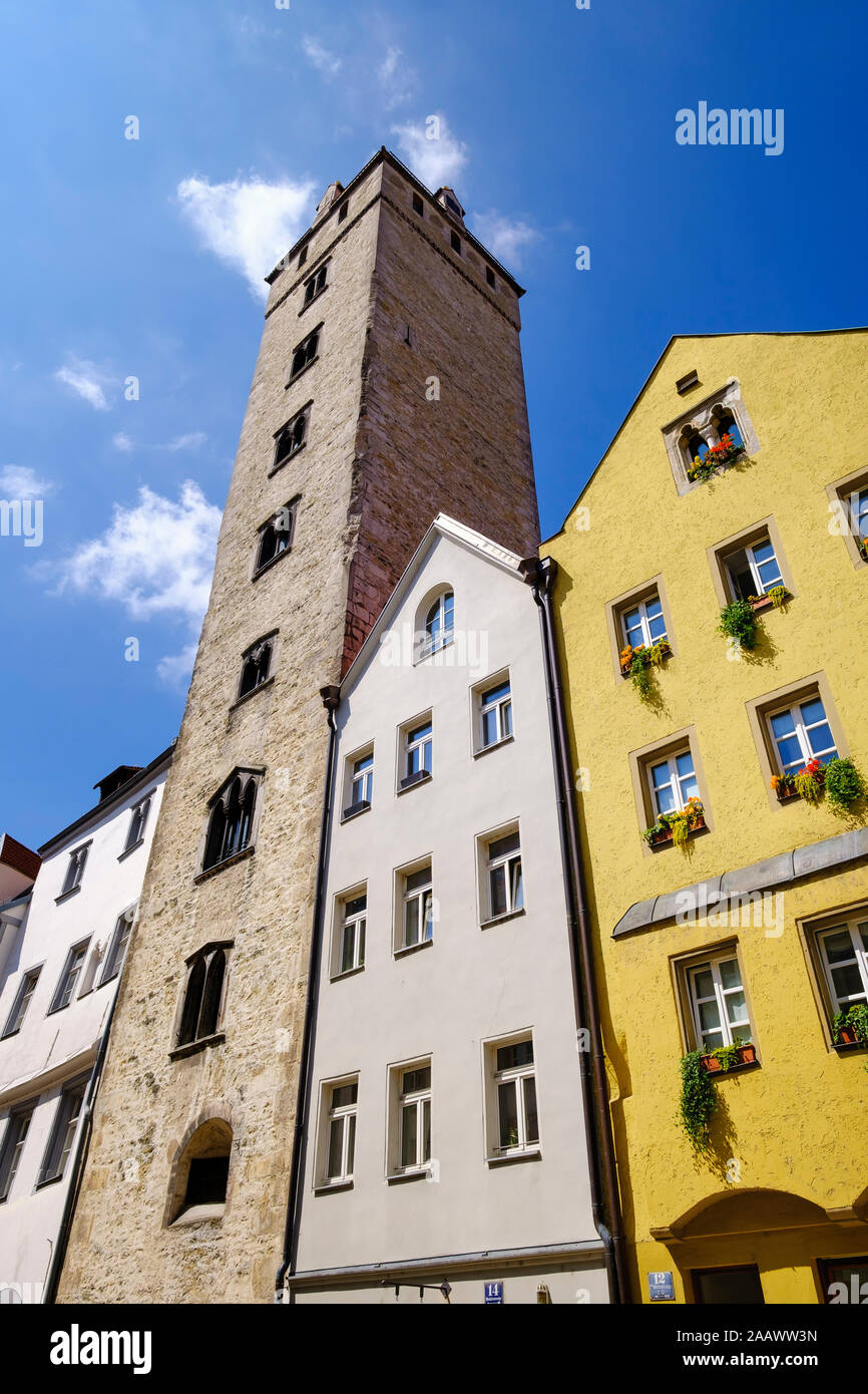 Basso angolo vista del Golden tower e case in Wahlenstrasse, Regensburg, Germania Foto Stock