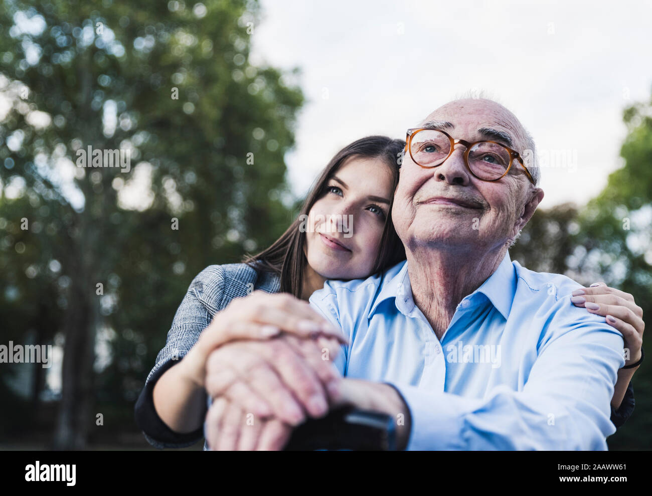 Ritratto di senior l uomo e la sua nipote in un parco Foto Stock