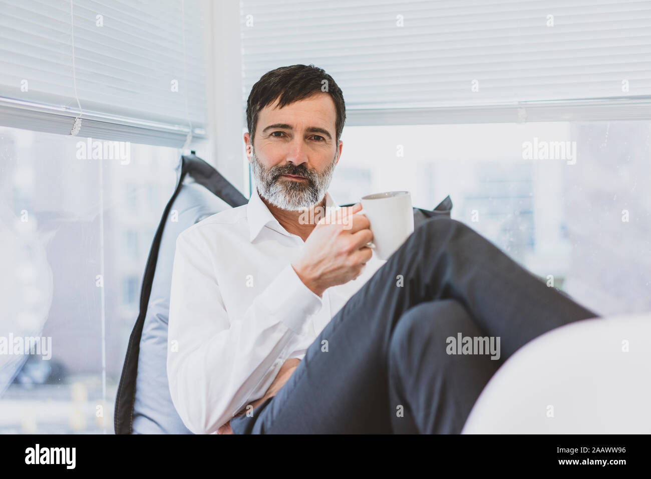 Ritratto di imprenditore maturo avente una pausa caffè Foto Stock