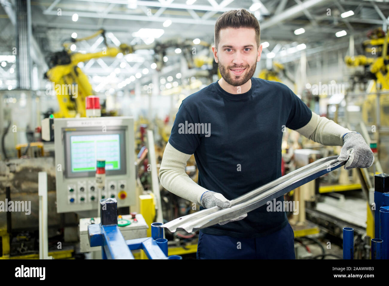 Ritratto di fiducioso uomo che lavora in una fabbrica moderna Foto Stock