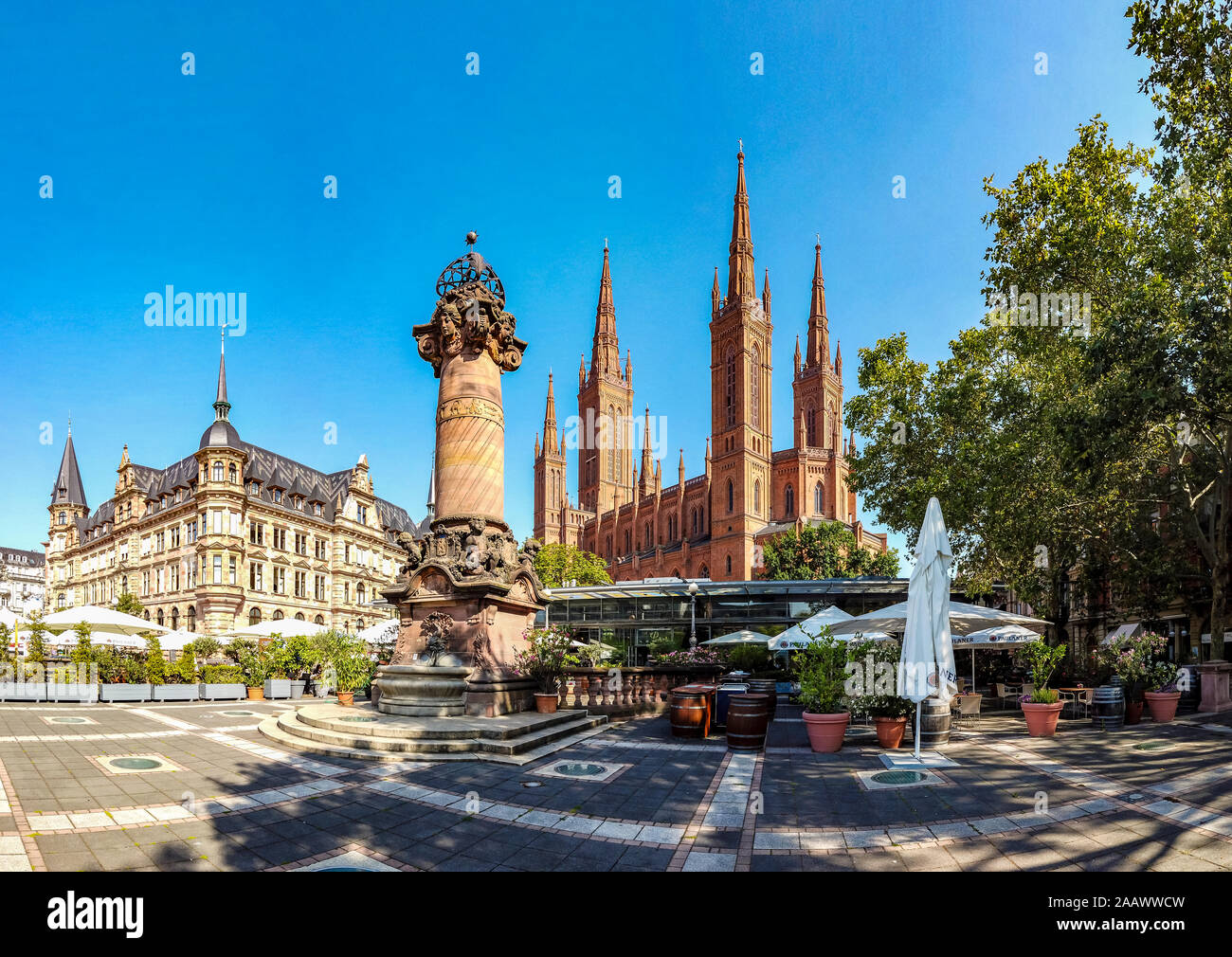 Vista sulla piazza del mercato con il nuovo municipio e chiesa, Wiesbaden, Germania Foto Stock