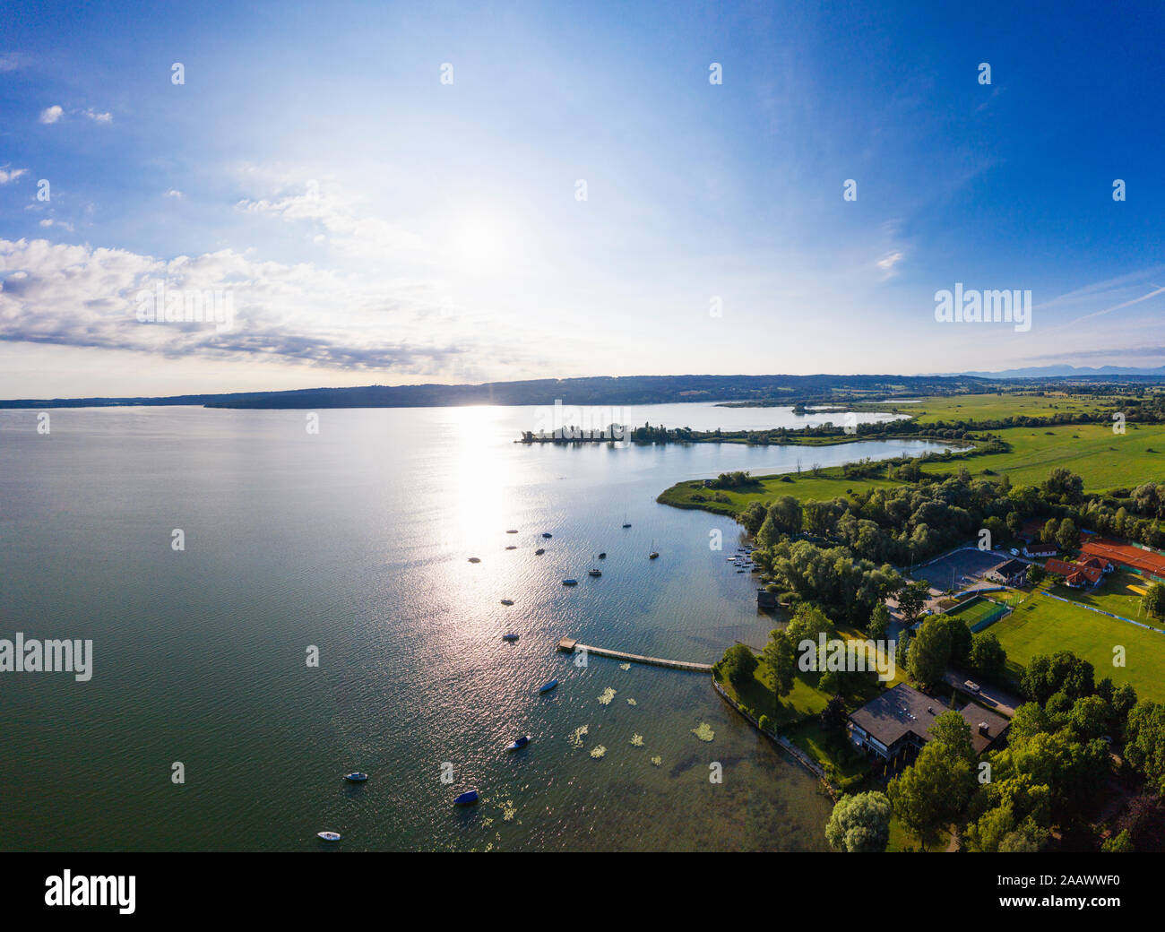Vista panoramica del lago Ammersee contro sky durante la giornata di sole, Baviera, Germania Foto Stock